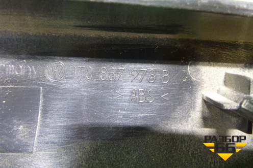 Накладка двери передней левой уголок (1T0837973B) для Volkswagen Touran с 2003-2010г