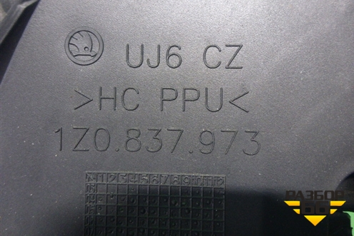Накладка двери передней левой уголок (1Z0837973) для Skoda Octavia (А5) с 2004-2013г