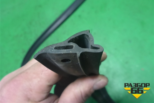 Уплотнитель на кузов левый (в проём 3х дверный кузов) (13251130) для Opel Astra H с 2004-2015г