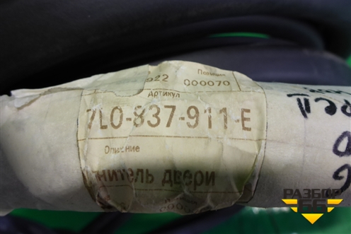 Уплотнитель двери передней левой (7L0837911E) для Volkswagen Touareg c 2002-2010г