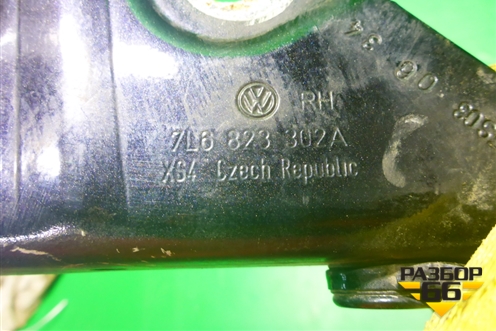 Петля капота правая (7L6823302A) для Volkswagen Touareg c 2002-2010г