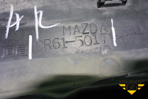 Решетка в передний бампер центральная (после 2010г) (DR61501T1) для Mazda Mazda 2 (DE) с 2007г