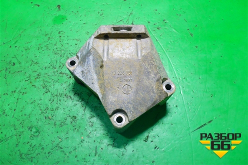 Кронштейн двигателя правый (1.4л Z14XEP) (13226751) для Opel Astra H с 2004-2015г