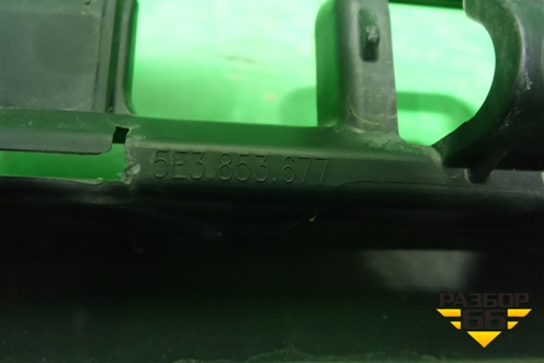 Решетка в передний бампер центральная (5E3853677) для Skoda Octavia (А8) с 2019г
