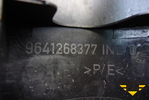 Накладка внутренняя (за задним сидением) (9641268377) для Peugeot 307 с 2001-2007г