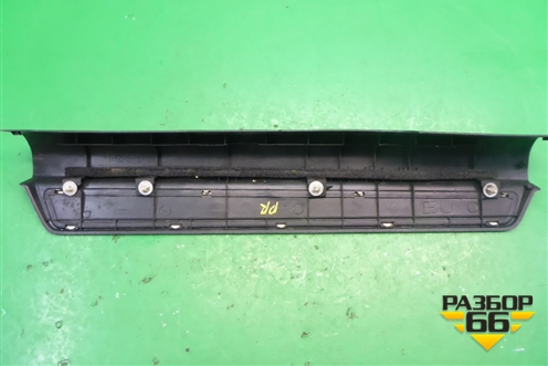 Накладка порога внутренняя переднего правого (MN124828) для Mitsubishi Outlander с 2002-2009г