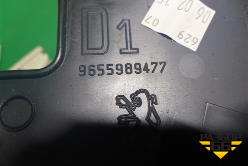 Накладка на торпедо (боковая правая) (9655989477) для Peugeot 408 с 2012г