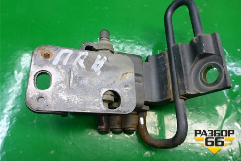 Петля двери передней правой нижняя для Volkswagen Touareg c 2002-2010г