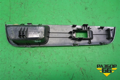 Накладка двери передней правой (80960EL11A) для Nissan Tiida (C11X) с 2004-2013г