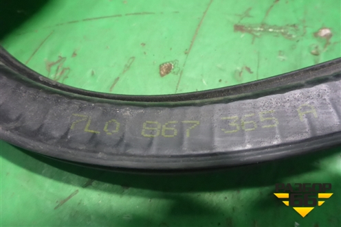 Уплотнитель двери передней левой (7L0867365A) для Volkswagen Touareg c 2002-2010г