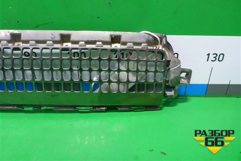 Решетка в передний бампер центральная (нижняя) (L8B217H750BA) для Land Rover Defender с 2019г