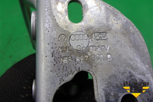 Петля крышки багажника левая (3B5827301B) для Skoda Superb с 2001-2008г