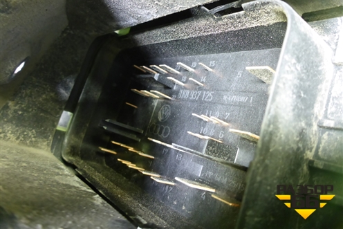 Блок предохранителей подкапотный (1K0937125) для Volkswagen Golf V с 2003-2009г