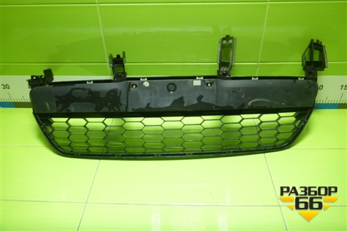 Решетка в передний бампер центральная (D651501T1) для Mazda Mazda 2 (DE) с 2007г