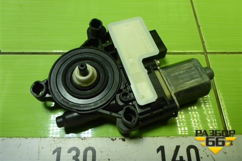 Моторчик стеклоподъёмника задний правый (5Q0959812E) для Skoda Octavia (A7) с 2013г