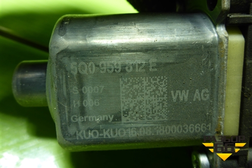Моторчик стеклоподъёмника задний правый (5Q0959812E) для Skoda Octavia (A7) с 2013г