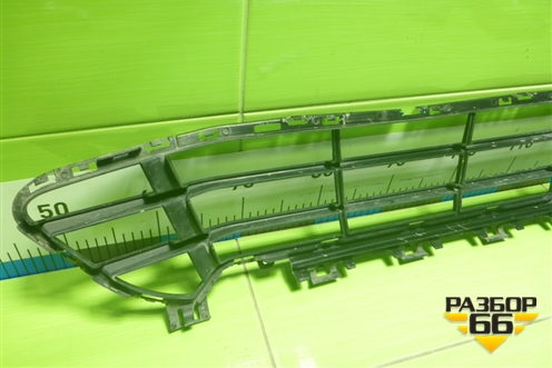 Решетка в передний бампер центральная (51117954220) для BMW X1 F48 с 2014г