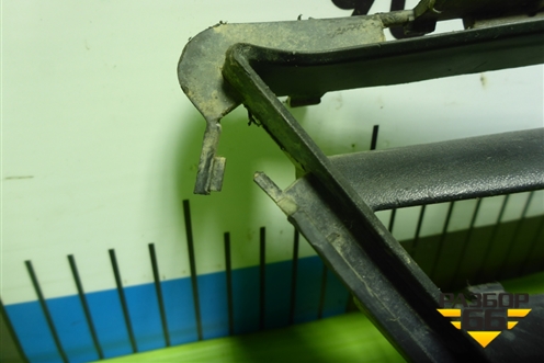 Решетка в передний бампер центральная (13179942) для Opel Corsa D с 2006-2014г (Корса Д)