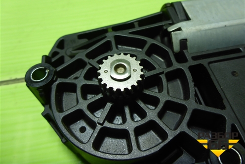 Моторчик люка (13198856) для Opel Corsa D с 2006-2014г (Корса Д)