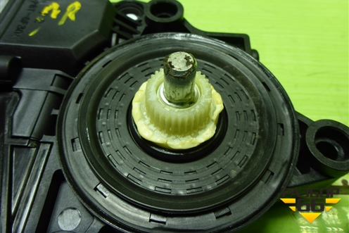 Моторчик стеклоподъёмника передний правый (824602W020) для Hyundai Santa Fe с 2012-2018г (Санта Фе)