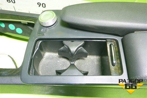 Подлокотник (правый руль) (A2046800150) для Mercedes Benz C-Klass W204 с 2007-2014г (Ц)