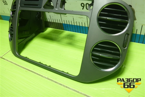 Рамка магнитолы (5M0858071K) для Volkswagen Tiguan с 2007-2011г (Тигуан)