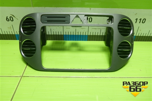 Рамка магнитолы (5M0858071K) для Volkswagen Tiguan с 2007-2011г (Тигуан)