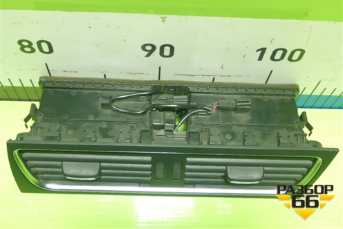 Дефлектор воздушный центральный (8T2820951C) для Audi A4 (В8) с 2007-2015г (А4)