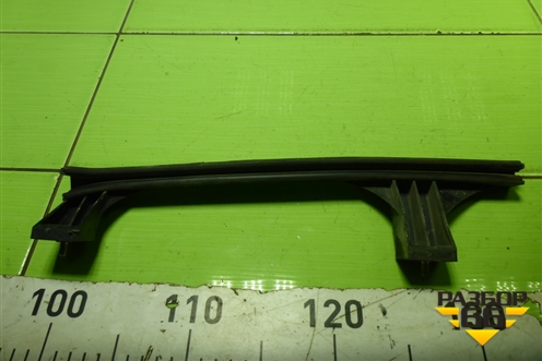 Направляющая стекла передней левой двери (825502S000) для Hyundai ix 35 с 2010г (Ай икс 35)