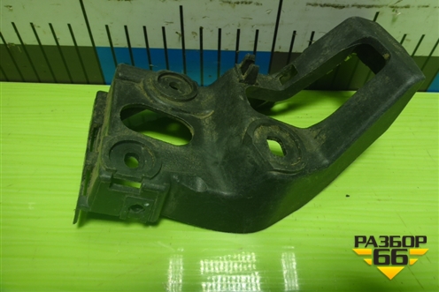 Кронштейн накладки порога левый (8E0853921D) для Audi A4 (В6) с 2000-2006г (А4)