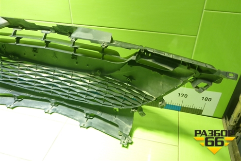 Решетка в передний бампер центральная (BCW8501T1) для Mazda Mazda 3 (BL) с 2009-2013г