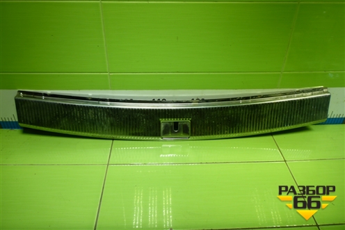 Обшивка багажника на заднюю панель (7L6863459E) для Volkswagen Touareg c 2002-2010г (Туарег)