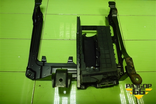 Кронштейн сиденья (переднего правого) (7L0881678D) для Volkswagen Touareg c 2002-2010г (Туарег)