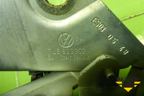 Петля капота правая (7L6823302) для Volkswagen Touareg c 2002-2010г (Туарег)