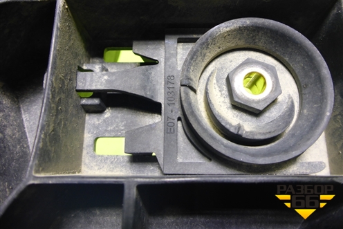 Кронштейн фары правой (4M0805608B) для Audi Q7 c 2015г (Ку 7)