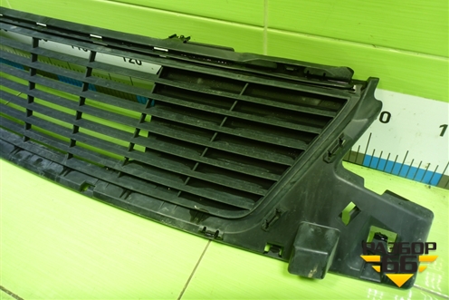 Решетка в передний бампер центральная (622542727R) для Nissan Terrano с 2014г (Терано)