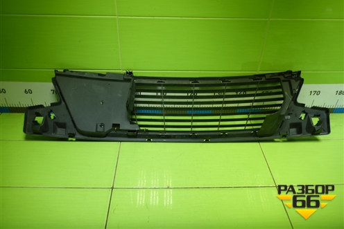 Решетка в передний бампер центральная (622542727R) для Nissan Terrano с 2014г (Терано)