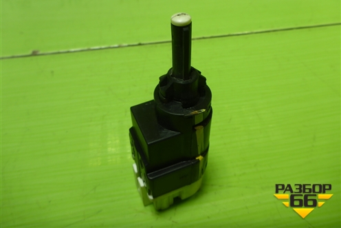 Датчик включения стопсигнала (253206170R) для Nissan Terrano с 2014г (Терано)