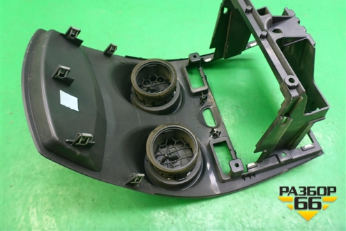 Дефлектор воздушный центральный (VP6S6XA046B04AK) для Ford Fiesta с 2001-2008г (Фиеста 5)