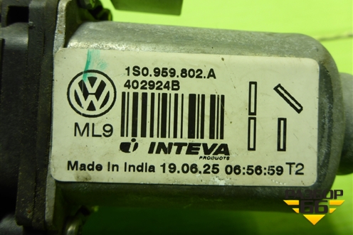 Моторчик стеклоподъёмника передний правый (1S0959802A) для Volkswagen Polo (седан) с 2010г (Поло)
