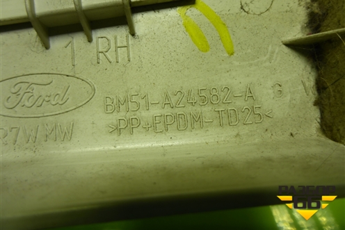 Обшивка стойки центральная верхняя правая (BM51A24582AGW) для Ford Focus 3 с 2011г (Фокус)