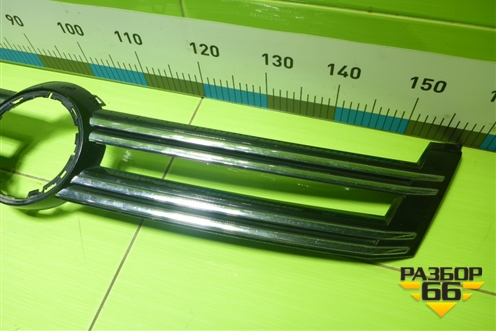 Накладка на решетку радиатора (5N0853655) для Volkswagen Tiguan с 2011-2016г (Тигуан)