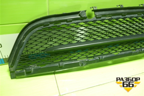 Решетка в передний бампер центральная (J8A217H750AA) для Land Rover Range Rover Velar с 2017г (Велар)