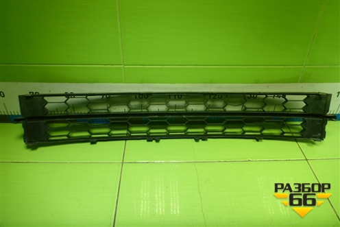 Решетка в передний бампер центральная (60U853677) для Skoda Rapid с 2013г (Рапид)